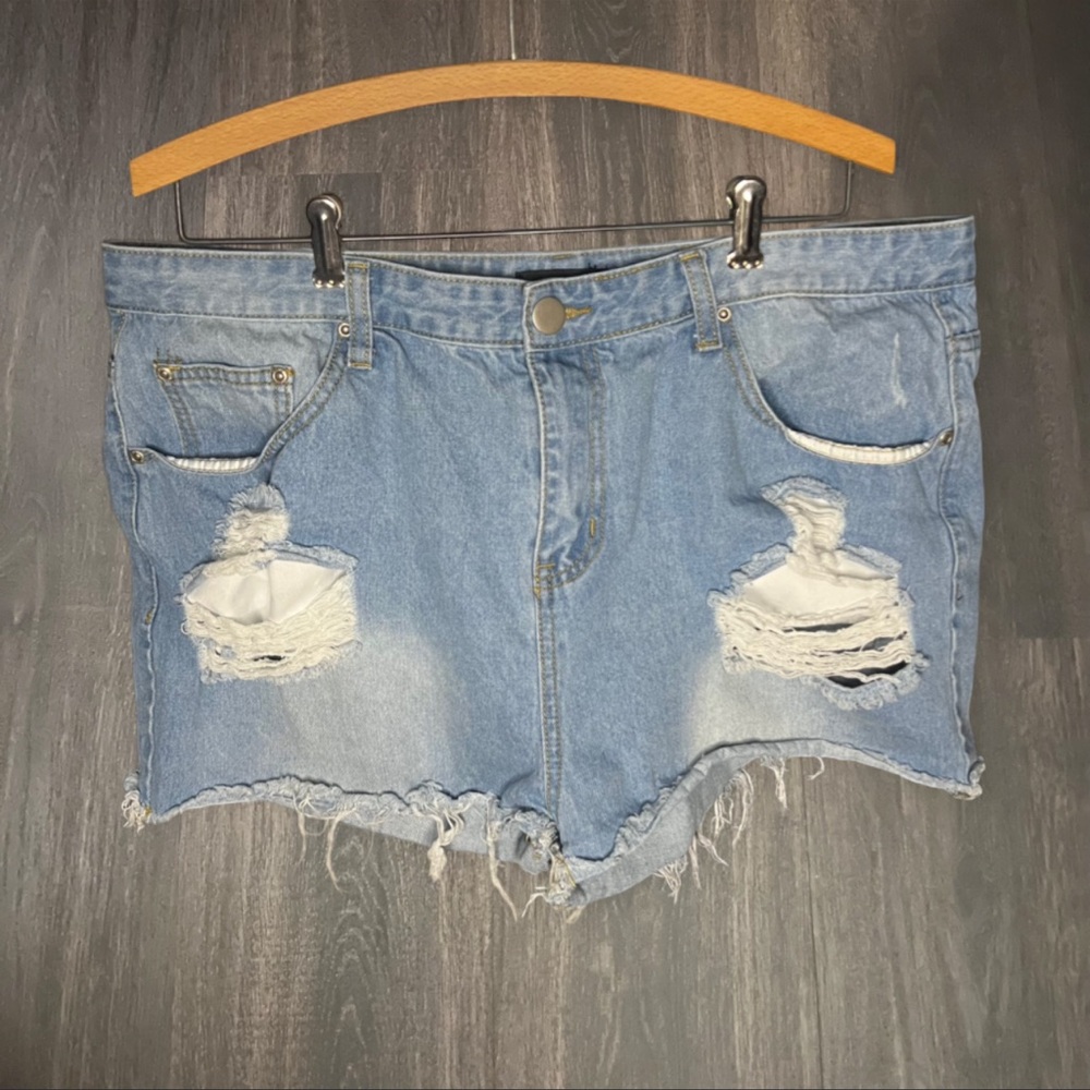 PrettyLittleThing Distressed Denim Shorts Size Large Light Wash